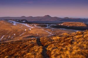 Chaine-des-Puys-depuis-le-puy-de-la-Tache-Matthieu-Valdenaire-800x531