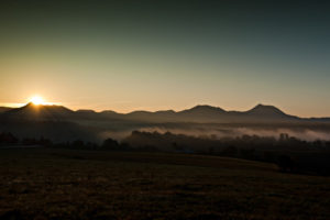 Coucher-de-soleil-sur-la-Chaine-des-Puys-800x534