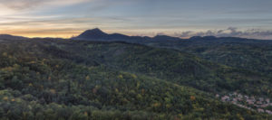 La-faille-de-Limagne-et-les-volcans-depuis-Gravenoire-800x355