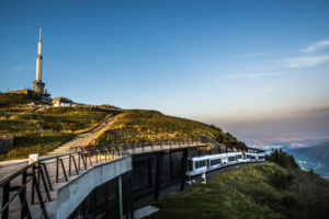 Le-Panoramique-des-Domes-arrive-en-gare-800x534