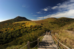 Vue-du-puy-de-Dome-depuis-lescalier-du-PariouD-800x532