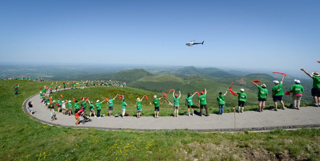 Human chain at the summit of the Puy de Dôme (J. Way)